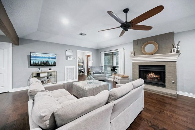 120 April Wind Drive E, Montgomery, TX 77356