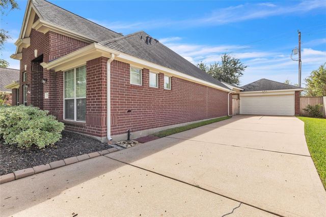 2714 Pebble Creek Drive, Pearland, TX 77581