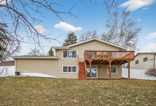 6806 Deerwood Lane N, Maple Grove, MN 55369