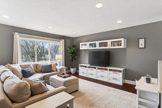 6806 Deerwood Lane N, Maple Grove, MN 55369