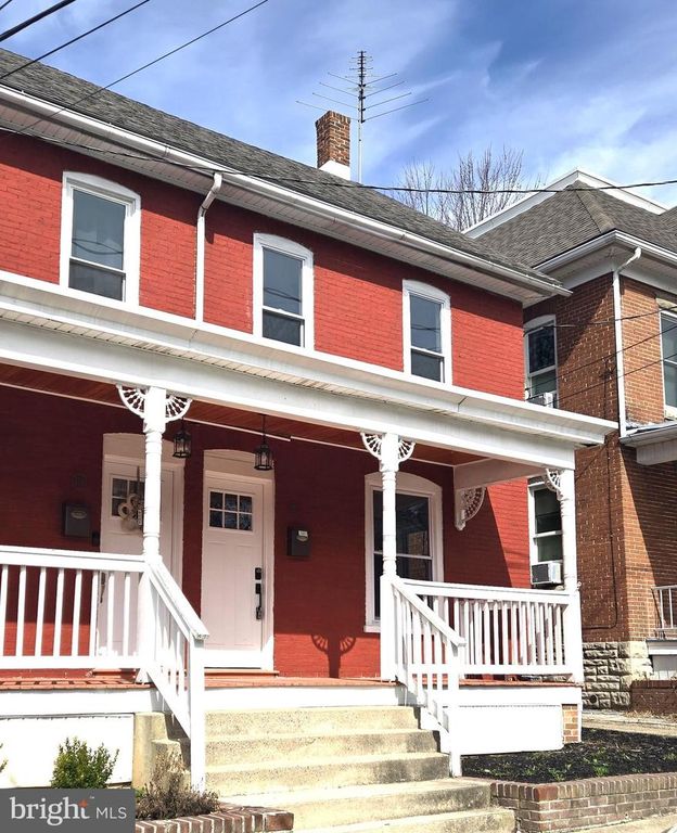 121 N BROAD ST, Waynesboro, PA 17268