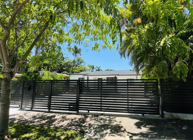 2250 SW 23rd St, Miami, FL 33145