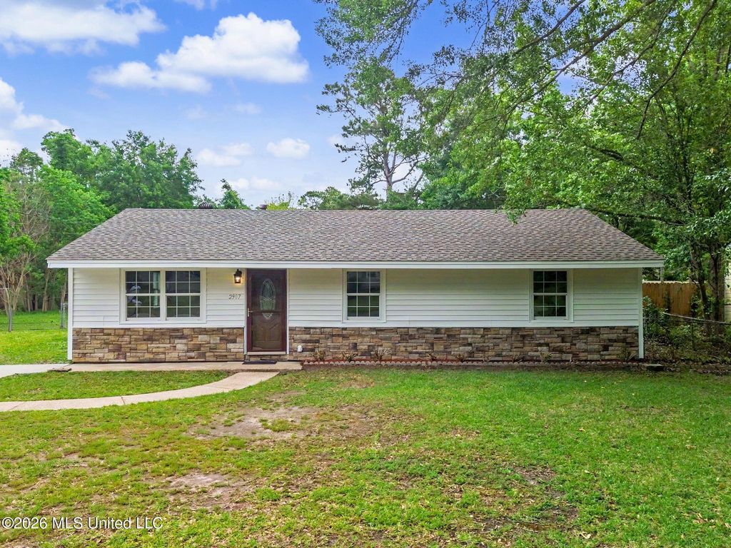 2907 Woodlawn Avenue, Moss Point, MS 39563