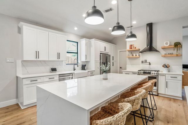 146 S Holly Laurel Circle, The Woodlands, TX 77382