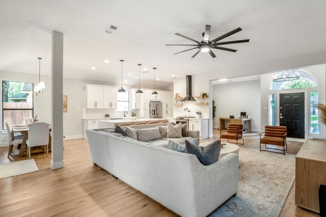 146 S Holly Laurel Circle, The Woodlands, TX 77382