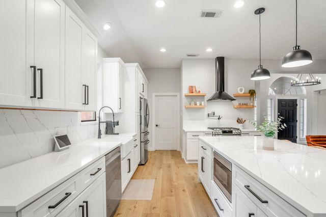 146 S Holly Laurel Circle, The Woodlands, TX 77382