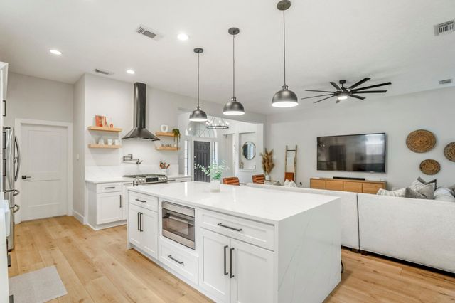 146 S Holly Laurel Circle, The Woodlands, TX 77382