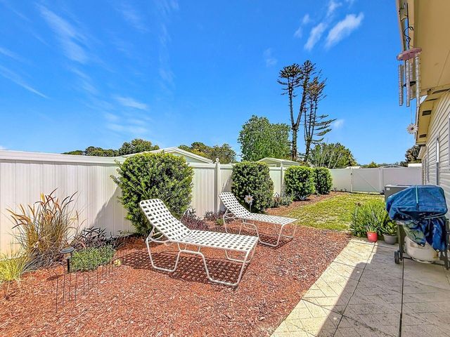 1561 APACHE CIRCLE, Tavares, FL 32778