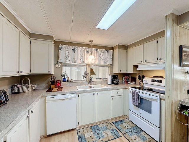 1561 APACHE CIRCLE, Tavares, FL 32778