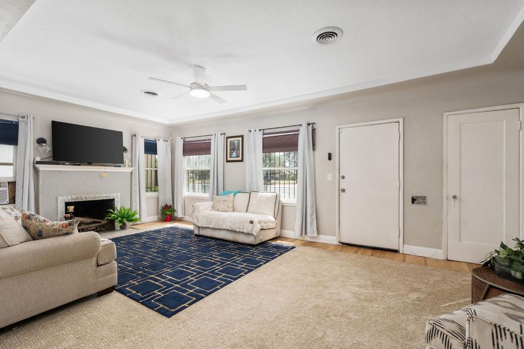 Image 5 of property listing at 4025 E Tulare Street, Fresno, CA 93702