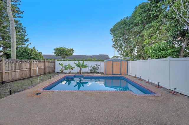 5904 S Rue Rd, West Palm Beach, FL 33415