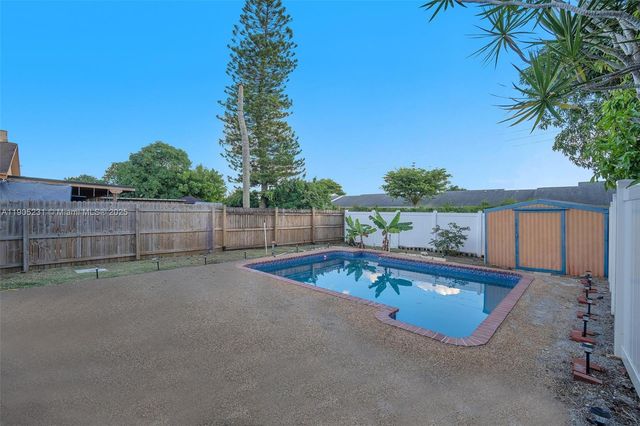 5904 S Rue Rd, West Palm Beach, FL 33415