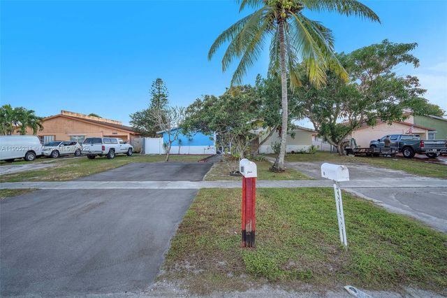 5904 S Rue Rd, West Palm Beach, FL 33415