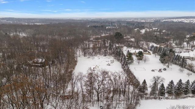 700 W Maple Road, Milford, MI 48381