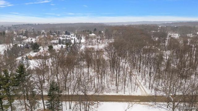 700 W Maple Road, Milford, MI 48381