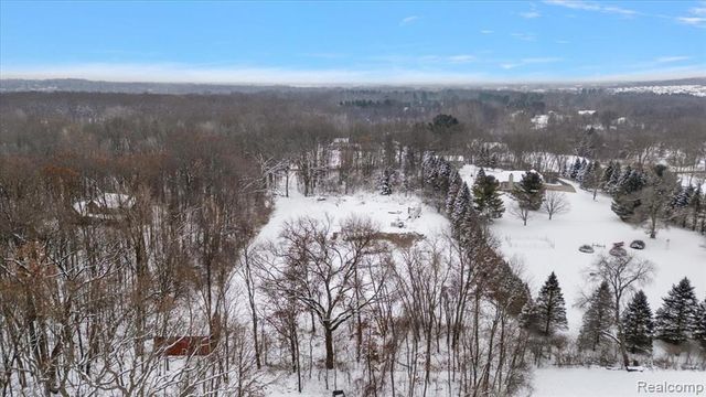 700 W Maple Road, Milford, MI 48381