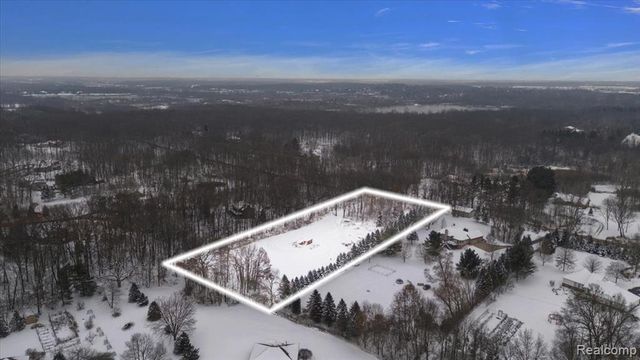 700 W Maple Road, Milford, MI 48381