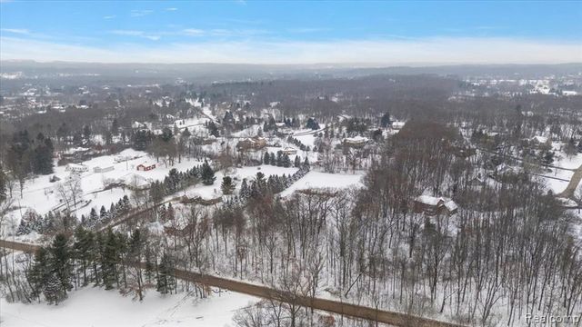 700 W Maple Road, Milford, MI 48381