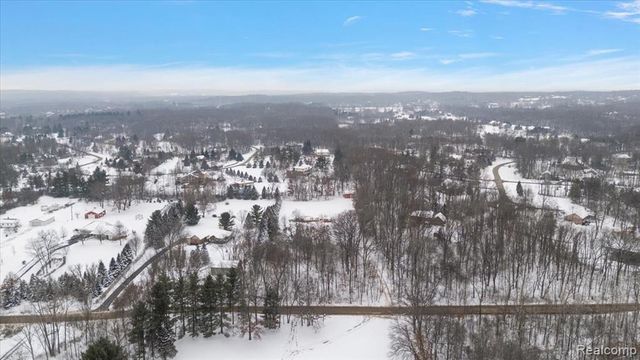 700 W Maple Road, Milford, MI 48381