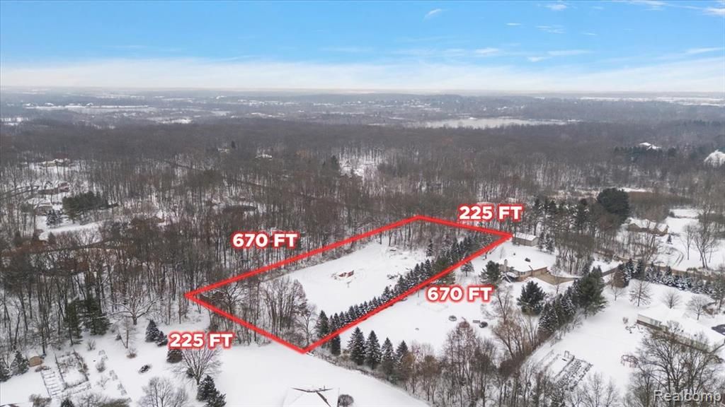 700 W Maple Road, Milford, MI 48381