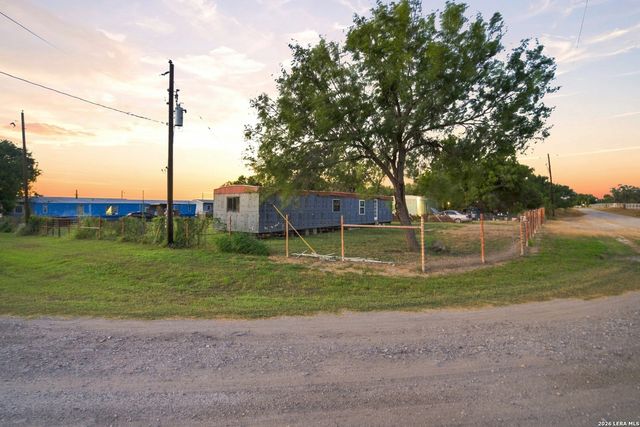 80 COUNTY ROAD 100, Floresville, TX 78114