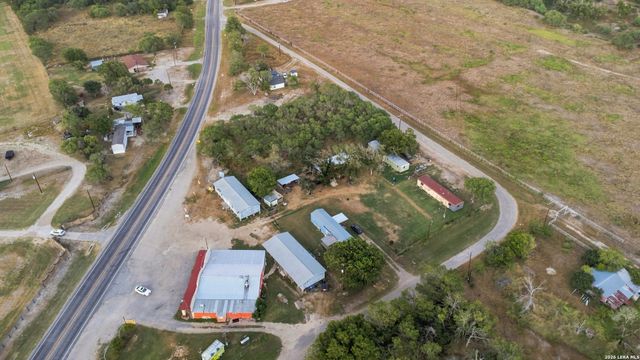 80 COUNTY ROAD 100, Floresville, TX 78114