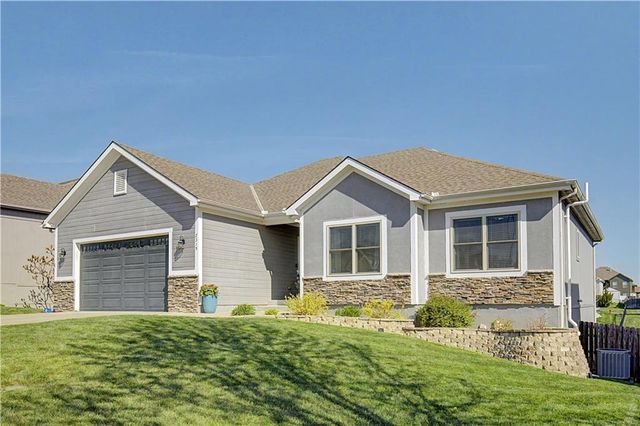 2315 NW Hedgewood Drive, Grain Valley, MO 64029