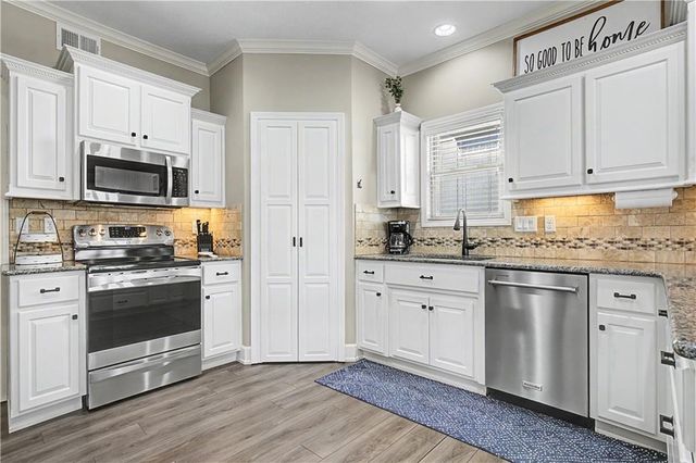 2315 NW Hedgewood Drive, Grain Valley, MO 64029