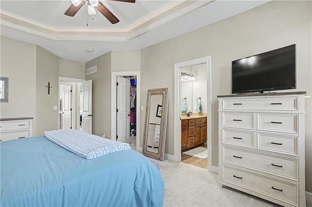 2315 NW Hedgewood Drive, Grain Valley, MO 64029