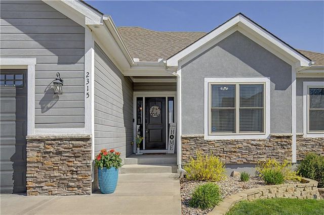2315 NW Hedgewood Drive, Grain Valley, MO 64029