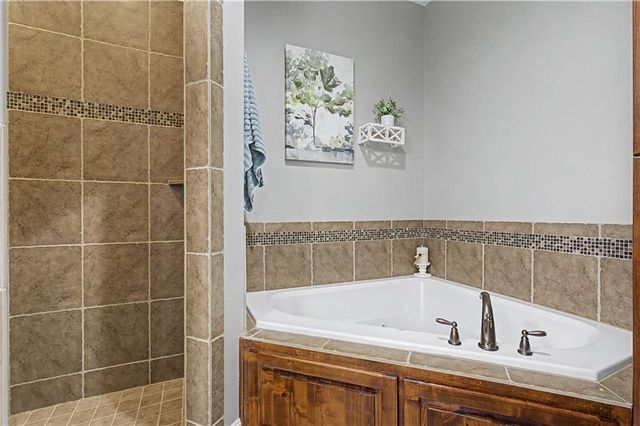 2315 NW Hedgewood Drive, Grain Valley, MO 64029