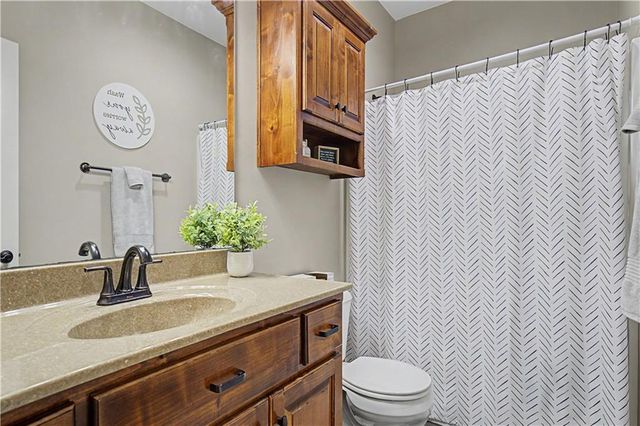 2315 NW Hedgewood Drive, Grain Valley, MO 64029