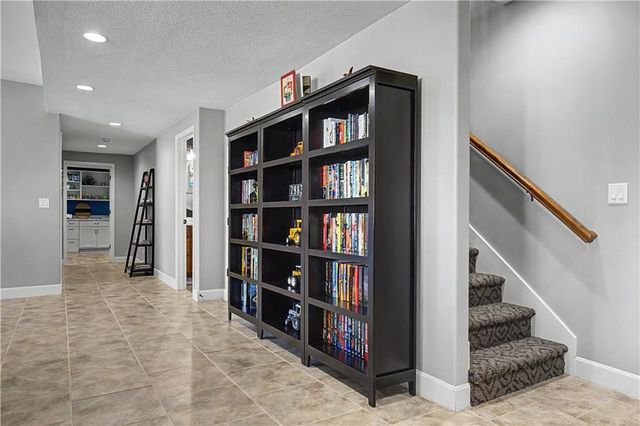 2315 NW Hedgewood Drive, Grain Valley, MO 64029