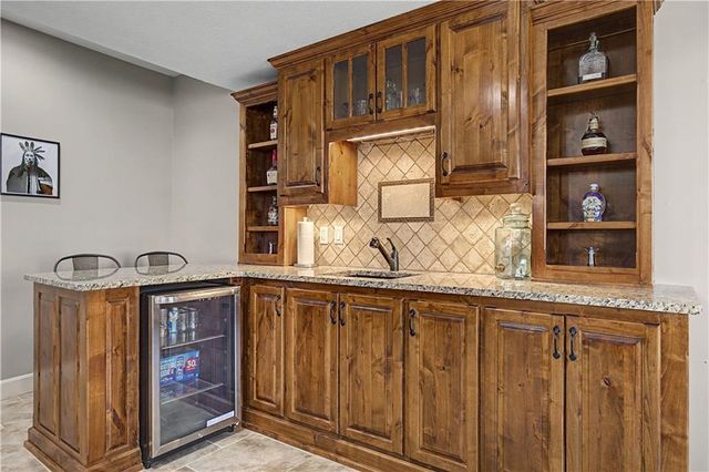 2315 NW Hedgewood Drive, Grain Valley, MO 64029