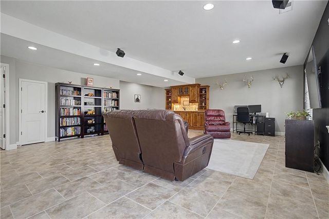 2315 NW Hedgewood Drive, Grain Valley, MO 64029