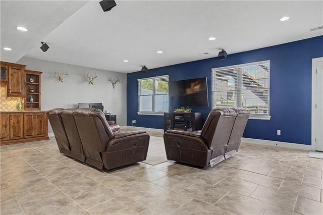 2315 NW Hedgewood Drive, Grain Valley, MO 64029