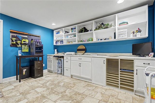 2315 NW Hedgewood Drive, Grain Valley, MO 64029