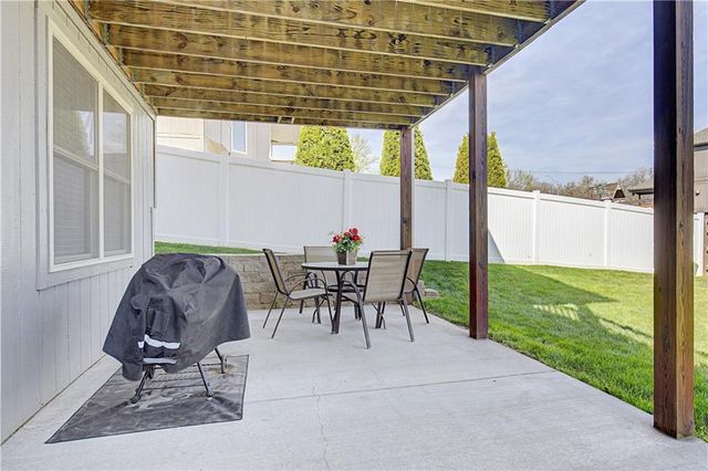 2315 NW Hedgewood Drive, Grain Valley, MO 64029