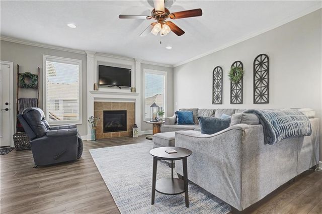 2315 NW Hedgewood Drive, Grain Valley, MO 64029