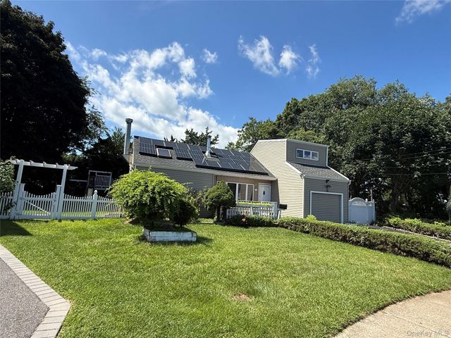 4 Sandy Court, Deer Park, NY 11729