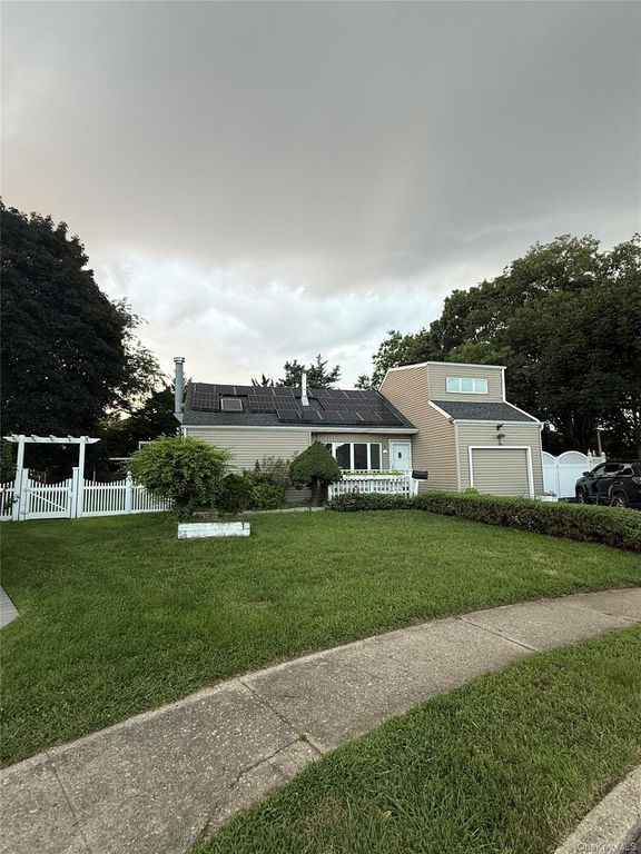 4 Sandy Court, Deer Park, NY 11729 — exterior