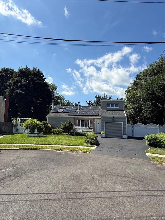 4 Sandy Court, Deer Park, NY 11729 — photo 2