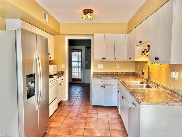 3934 New Garden Park, Greensboro, NC 27410