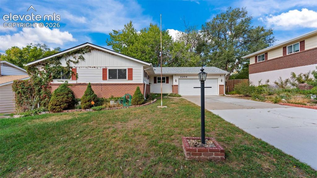2204 Warwick Lane, Colorado Springs, CO 80909 — exterior