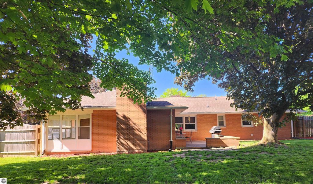 Image 3 of property listing at 540 Fairlane Drive, Alma, MI 48801