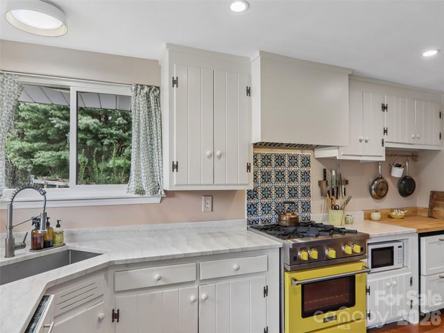 851 Sand Hill Road, Asheville, NC 28806