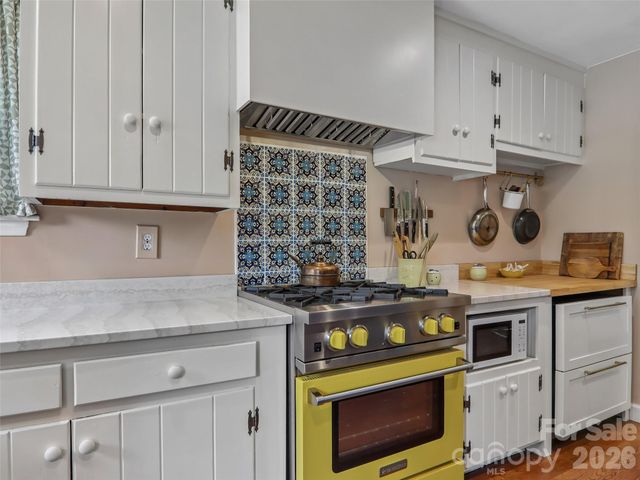 851 Sand Hill Road, Asheville, NC 28806