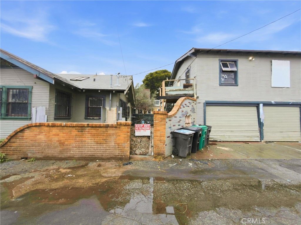 Image 10 of property listing at 225 W 12th, Long Beach, CA 90813