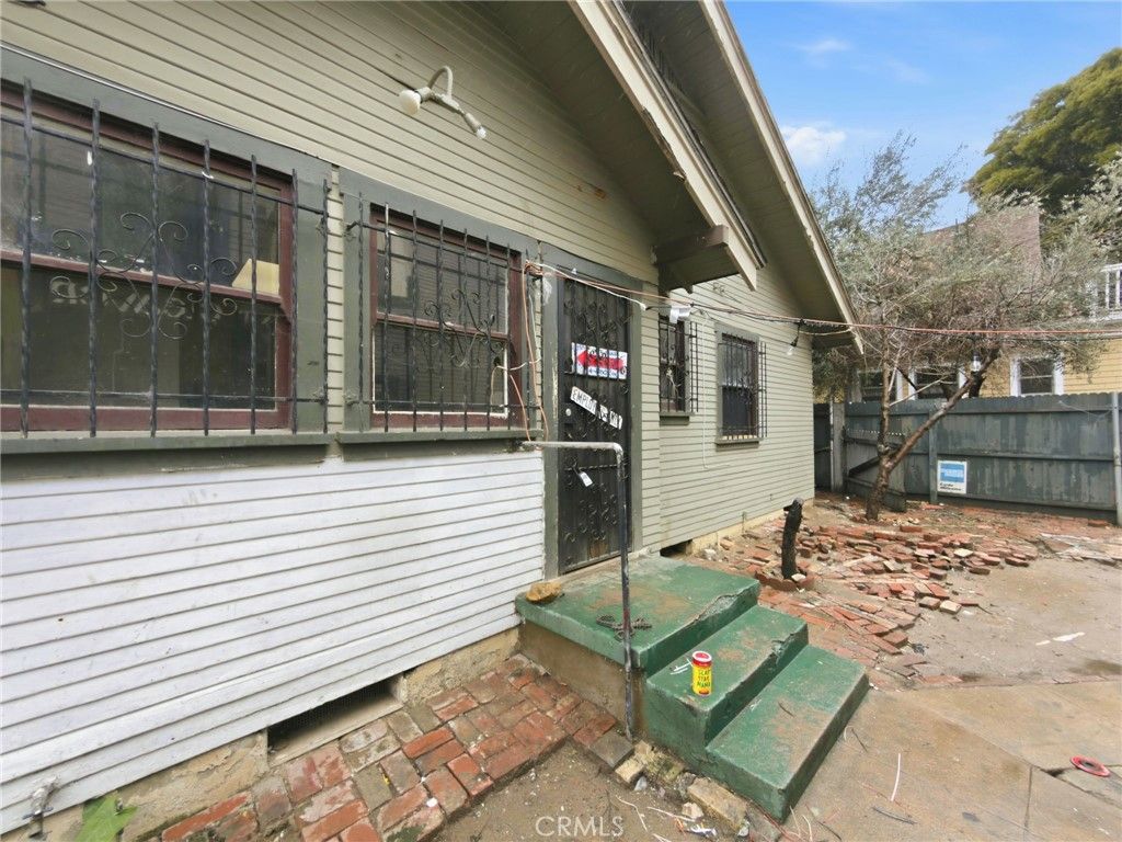 Image 11 of property listing at 225 W 12th, Long Beach, CA 90813