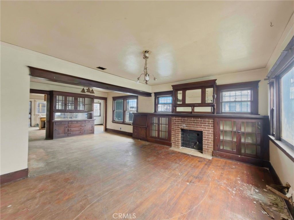 Image 2 of property listing at 225 W 12th, Long Beach, CA 90813